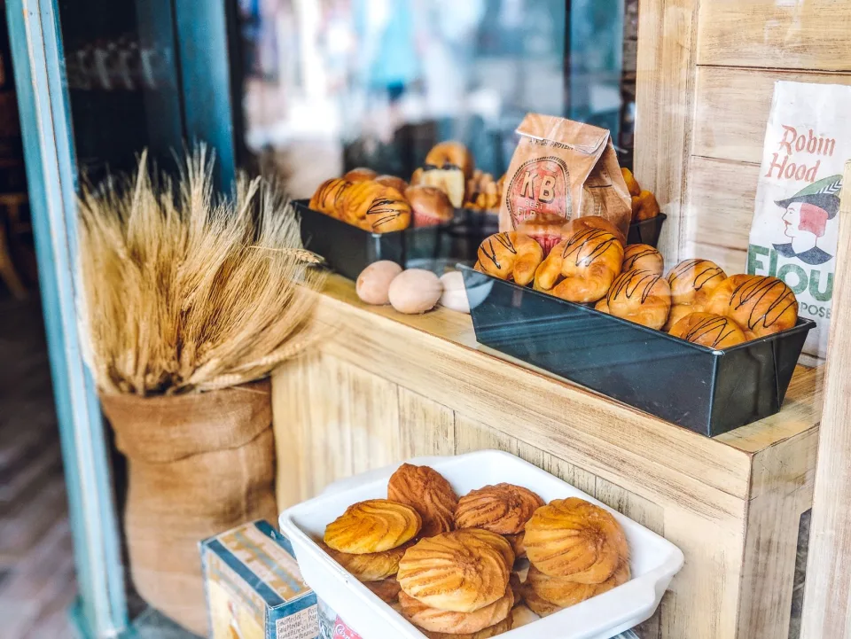 Thợ làm bánh tại tiệm