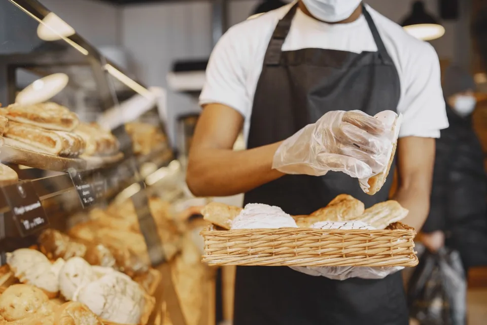 Thợ làm bánh tại tiệm